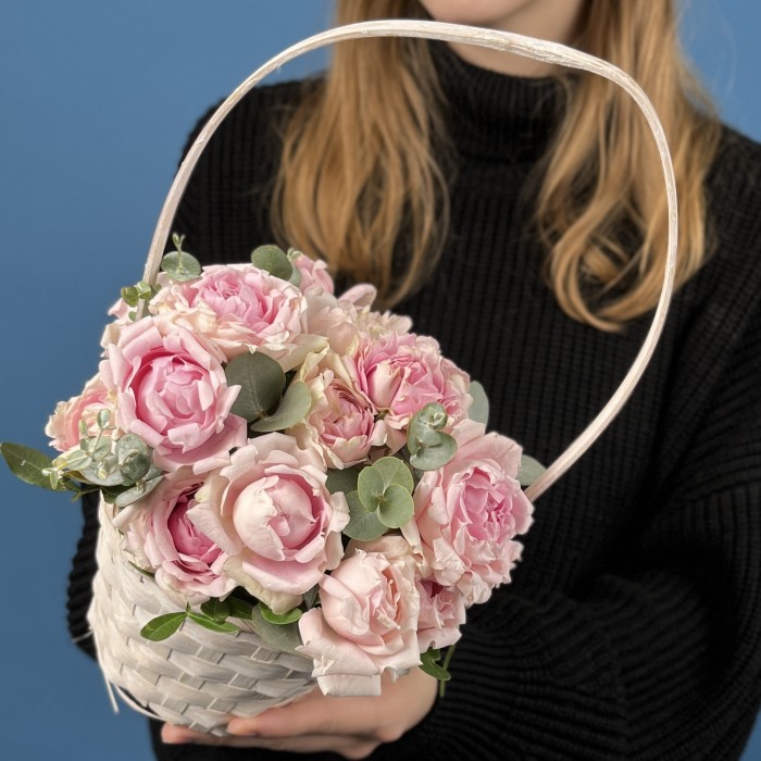 5 кустовых пионовидных роз Кэнди Флоу в корзине